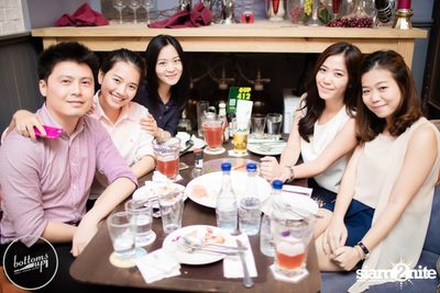 Friday Night at Wine, Beer & Bistro Bar BottomsUp Thonglor — photo 20