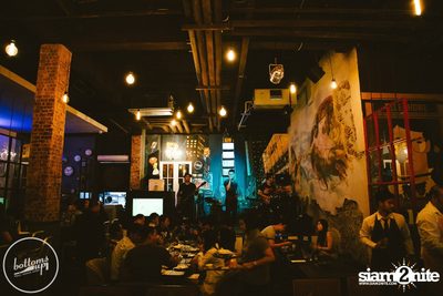 Friday Night at Wine, Beer & Bistro Bar BottomsUp Thonglor — photo 37