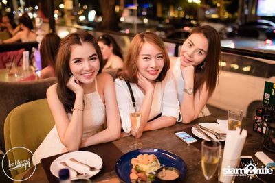 Friday Night at Wine, Beer & Bistro Bar BottomsUp Thonglor — photo 52