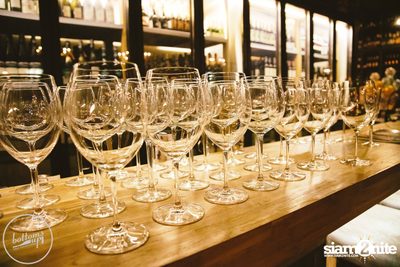 Friday Night at Wine, Beer & Bistro Bar BottomsUp Thonglor — photo 80