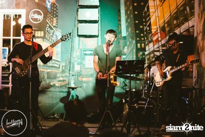 Friday Night at Wine, Beer & Bistro Bar BottomsUp Thonglor — photo 86