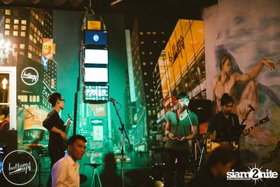 Friday Night at Wine, Beer & Bistro Bar BottomsUp Thonglor — photo 103