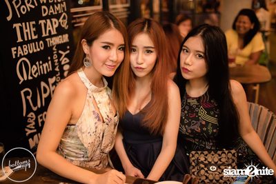 Friday Night at Wine, Beer & Bistro Bar BottomsUp Thonglor — photo 115