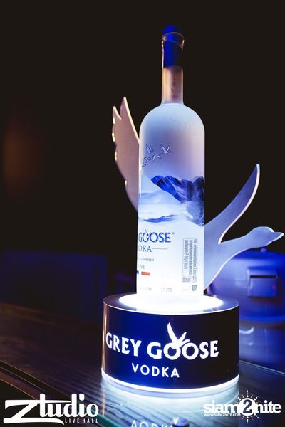 Grey Goose นำเสนอ TGIF : Vicetone ที่ สตูดิโอ ไลฟ์ ฮอลล์ — photo 2
