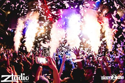 Grey Goose นำเสนอ TGIF : Vicetone ที่ สตูดิโอ ไลฟ์ ฮอลล์ — photo 39