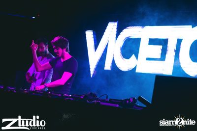 Grey Goose นำเสนอ TGIF : Vicetone ที่ สตูดิโอ ไลฟ์ ฮอลล์ — photo 53