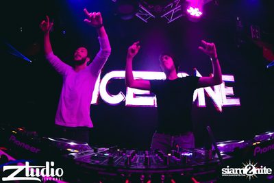 Grey Goose นำเสนอ TGIF : Vicetone ที่ สตูดิโอ ไลฟ์ ฮอลล์ — photo 57