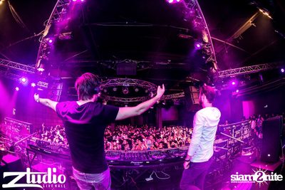 Grey Goose นำเสนอ TGIF : Vicetone ที่ สตูดิโอ ไลฟ์ ฮอลล์ — photo 60