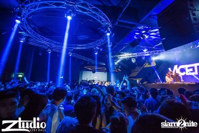 Grey Goose นำเสนอ TGIF : Vicetone ที่ สตูดิโอ ไลฟ์ ฮอลล์ — photo 85