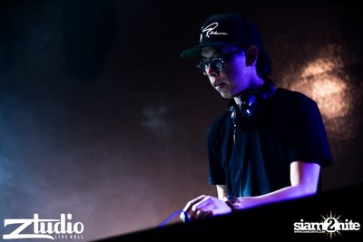 Grey Goose นำเสนอ TGIF : Mat Zo ที่ สตูดิโอ ไลฟ์ ฮอลล์ — photo 1