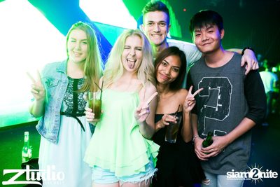 Grey Goose นำเสนอ TGIF : Mat Zo ที่ สตูดิโอ ไลฟ์ ฮอลล์ — photo 13