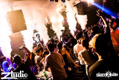 Grey Goose นำเสนอ TGIF : Mat Zo ที่ สตูดิโอ ไลฟ์ ฮอลล์ — photo 23