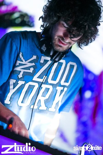 Grey Goose นำเสนอ TGIF : Mat Zo ที่ สตูดิโอ ไลฟ์ ฮอลล์ — photo 42