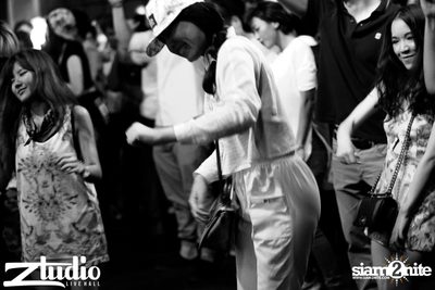 Grey Goose นำเสนอ TGIF : Mat Zo ที่ สตูดิโอ ไลฟ์ ฮอลล์ — photo 81