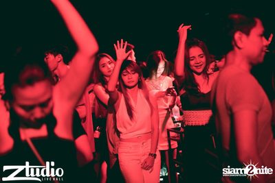 Grey Goose นำเสนอ TGIF : Mat Zo ที่ สตูดิโอ ไลฟ์ ฮอลล์ — photo 85