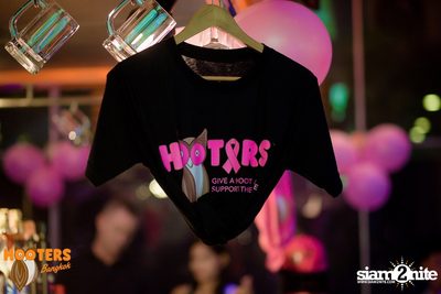Friday Night at Hooters Bangkok, Sukhumvit Soi 15 — photo 6