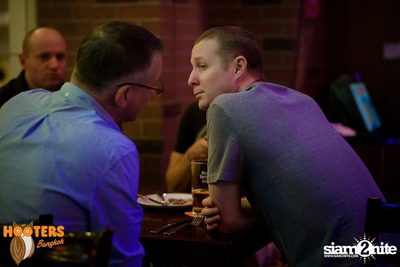 Friday Night at Hooters Bangkok, Sukhumvit Soi 15 — photo 7
