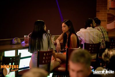 Friday Night at Hooters Bangkok, Sukhumvit Soi 15 — photo 9