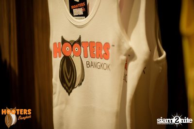 Friday Night at Hooters Bangkok, Sukhumvit Soi 15 — photo 21