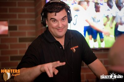 Friday Night at Hooters Bangkok, Sukhumvit Soi 15 — photo 26