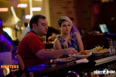 Friday Night at Hooters Bangkok, Sukhumvit Soi 15 — photo 27