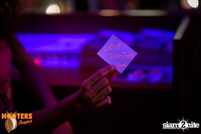 Friday Night at Hooters Bangkok, Sukhumvit Soi 15 — photo 29