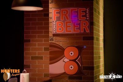 Friday Night at Hooters Bangkok, Sukhumvit Soi 15 — photo 30