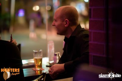 Friday Night at Hooters Bangkok, Sukhumvit Soi 15 — photo 34