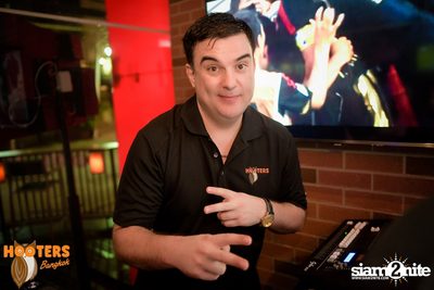 Friday Night at Hooters Bangkok, Sukhumvit Soi 15 — photo 37