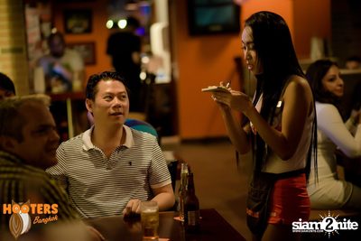 Friday Night at Hooters Bangkok, Sukhumvit Soi 15 — photo 39