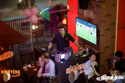 Friday Night at Hooters Bangkok, Sukhumvit Soi 15 — photo 41