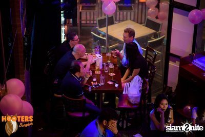Friday Night at Hooters Bangkok, Sukhumvit Soi 15 — photo 42