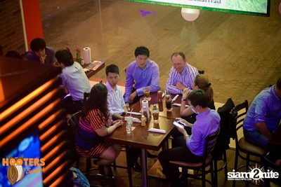 Friday Night at Hooters Bangkok, Sukhumvit Soi 15 — photo 43