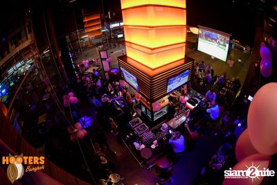 Friday Night at Hooters Bangkok, Sukhumvit Soi 15 — photo 44