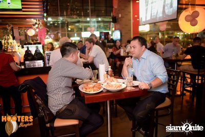 Friday Night at Hooters Bangkok, Sukhumvit Soi 15 — photo 51