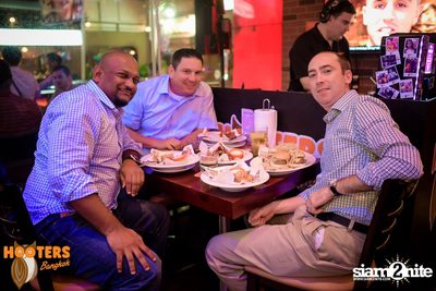 Friday Night at Hooters Bangkok, Sukhumvit Soi 15 — photo 53