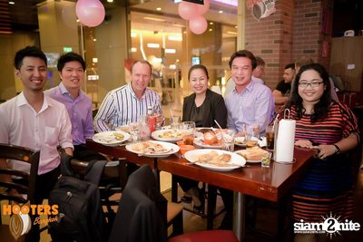 Friday Night at Hooters Bangkok, Sukhumvit Soi 15 — photo 54