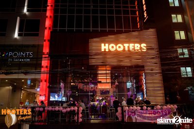 Friday Night at Hooters Bangkok, Sukhumvit Soi 15 — photo 55