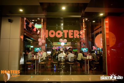 Friday Night at Hooters Bangkok, Sukhumvit Soi 15 — photo 56