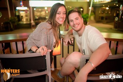 Friday Night at Hooters Bangkok, Sukhumvit Soi 15 — photo 59