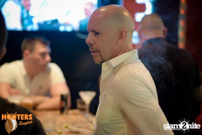 Friday Night at Hooters Bangkok, Sukhumvit Soi 15 — photo 64