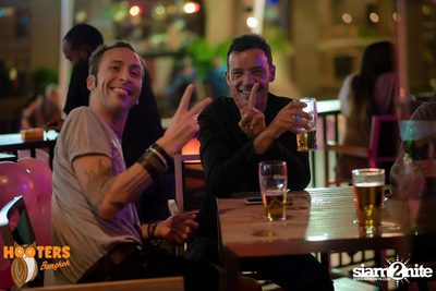 Friday Night at Hooters Bangkok, Sukhumvit Soi 15 — photo 65