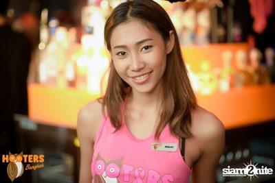 Friday Night at Hooters Bangkok, Sukhumvit Soi 15 — photo 66