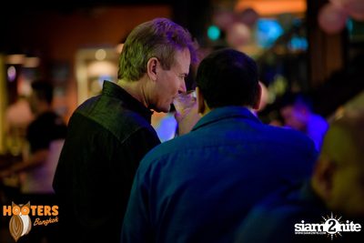 Friday Night at Hooters Bangkok, Sukhumvit Soi 15 — photo 67