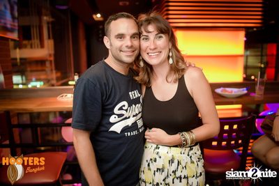 Friday Night at Hooters Bangkok, Sukhumvit Soi 15 — photo 70