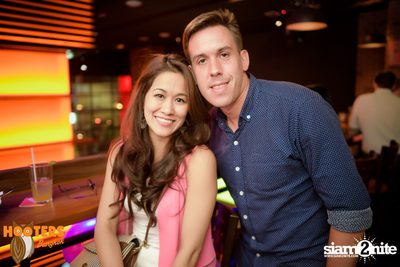 Friday Night at Hooters Bangkok, Sukhumvit Soi 15 — photo 71