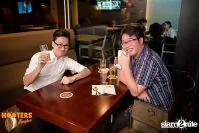 Friday Night at Hooters Bangkok, Sukhumvit Soi 15 — photo 74