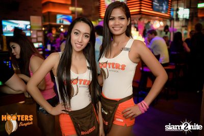 Friday Night at Hooters Bangkok, Sukhumvit Soi 15 — photo 76