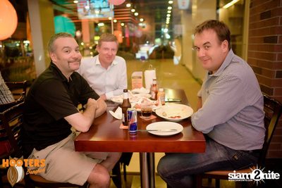 Friday Night at Hooters Bangkok, Sukhumvit Soi 15 — photo 77