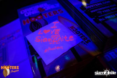 Friday Night at Hooters Bangkok, Sukhumvit Soi 15 — photo 78